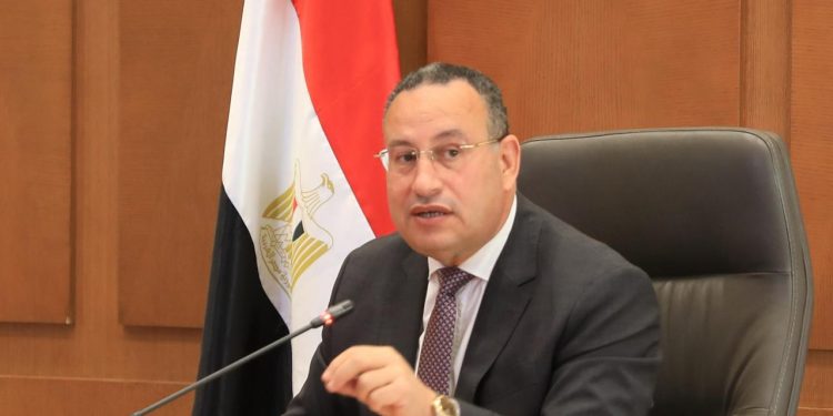 وزير التعليم العالي يتابع الحالة الصحية للطلاب المصابين في حادث تصادم أتوبيس وسيارة نقل ببني سويف
