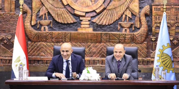 وزير التعليم ومحافظ الغربية يبحثان انتظام الدراسة وتعزيز الانضباط داخل المدارس
