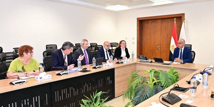 وزير الري يبحث التعاون مع جامعات بريطانية لتعزيز إدارة المياه وتحقيق الأمن الغذائي