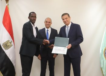 وزير الزراعة يكرّم متدربي أوغندا بشهادات التخرج في ختام برنامج «الزراعة المتكاملة لتعزيز الأمن الغذائي»