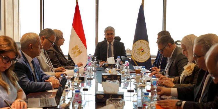 وزير السياحة والآثار يترأس اجتماع مجلس إدارة الصندوق لبحث تعزيز موارده ودعم تنمية القطاع