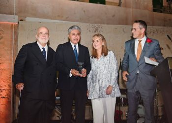 وزير السياحة والآثار يتسلم جائزة الريادة العالمية من المجلس العالمي للسياحة والسفر (WTTC)