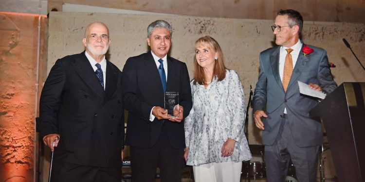 وزير السياحة والآثار يتسلم جائزة الريادة العالمية من المجلس العالمي للسياحة والسفر (WTTC)
