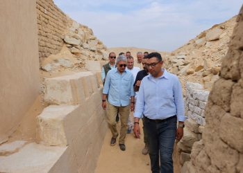 وزير السياحة والآثار يتفقد اكتشافات البعثة التشيكية الأثرية ويؤكد تعزيز التعاون مع البعثات الأجنبية