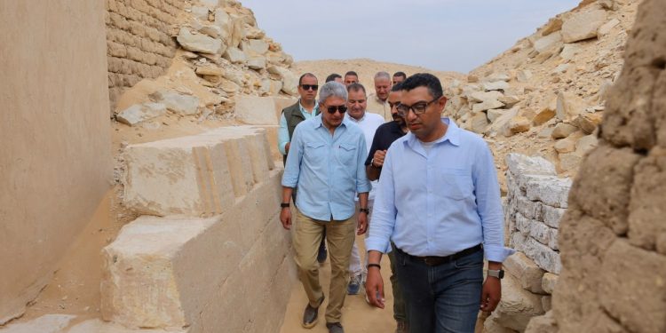 وزير السياحة والآثار يتفقد اكتشافات البعثة التشيكية الأثرية ويؤكد تعزيز التعاون مع البعثات الأجنبية