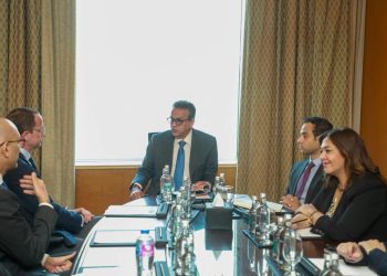 وزير الصحة يبحث مع «فايزر» توطين لقاح المكورات الرئوية وتعزيز التعاون في علاجات الأورام والأمراض النادرة