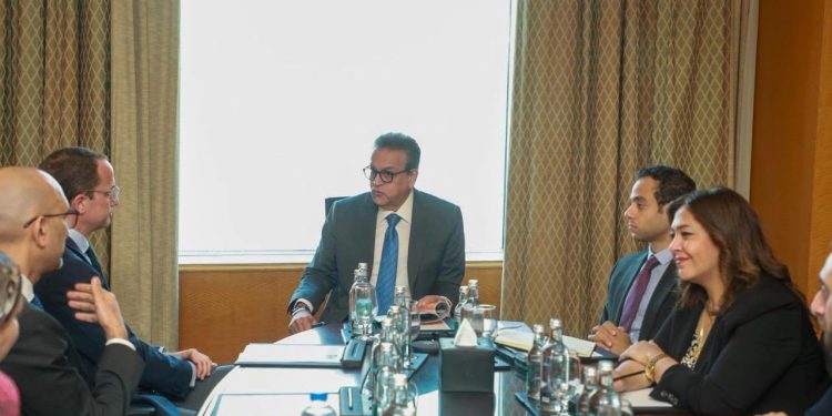 وزير الصحة يبحث مع «فايزر» توطين لقاح المكورات الرئوية وتعزيز التعاون في علاجات الأورام والأمراض النادرة