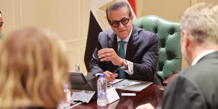 وزير الصحة يبحث مع ممثلي “سانوفي” تعزيز التعاون والتوسع في الفرص الاستثمارية بقطاع الدواء