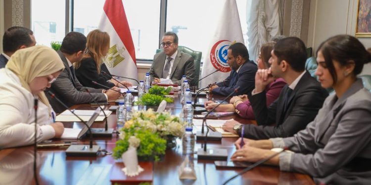 وزير الصحة يبحث مع وفد الأمانة العامة لجامعة الدول العربية سبل تعزيز التعاون الصحي العربي المشترك