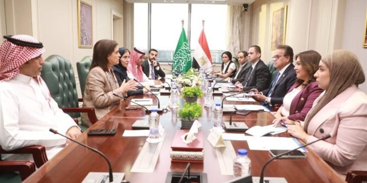 وزير الصحة يستقبل المدير الإقليمي لمنظمة الصحة العالمية لشرق المتوسط والمرشحة لمنصب المدير العام