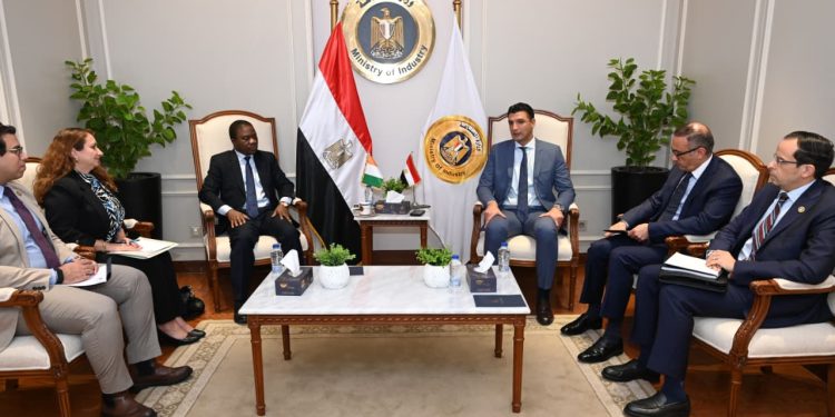 وزير الصناعة يبحث مع سفير كوت ديفوار لدى مصر سبل تعزيز التعاون الصناعي بين البلدين وزيادة الاستثمارات الصناعية المشتركة