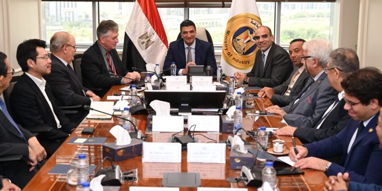 وزير الصناعة يبحث نقل التكنولوجيا البرازيلية واليابانية لتوطين صناعة القوالب والإسطمبات في مصر