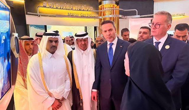 وزير الطاقة السعودي ووزيرا البترول والكهرباء يتفقدون جناح قطاع البترول المصري
