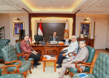 وزير العمل يلتقي وفدًا من “النساجون الشرقيون”.. ويعلن: ثمار التعاون تؤتي نتائجها.. 550 فرصة عمل في 6 محافظات بالصعيد