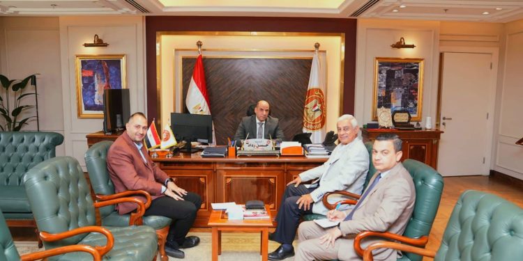 وزير العمل يلتقي وفدًا من “النساجون الشرقيون”.. ويعلن: ثمار التعاون تؤتي نتائجها.. 550 فرصة عمل في 6 محافظات بالصعيد