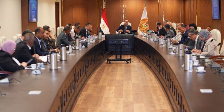 وزير العمل يبحث تعديلات قانون المنظمات النقابية العمالية وتشكيل لجان متخصصة لتعزيز الحوار الاجتماعي