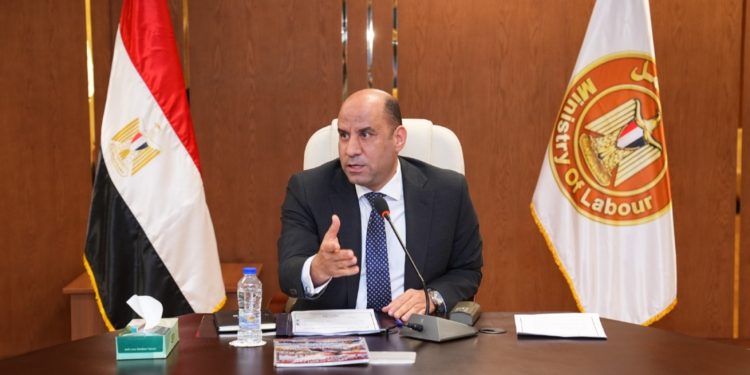 وزير العمل يعلن: نشرة التوظيف الأسبوعية توفر 2541 فرصة عمل في 48 شركة بالقطاع الخاص