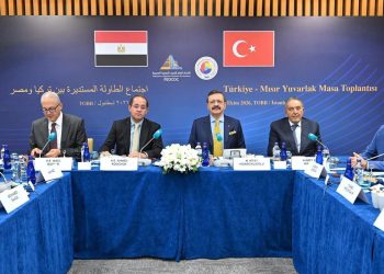 وزير المالية في لقائه مع عدد من المستثمرين الأتراك على هامش مشاركته بمنتدى أسطنبول الاقتصادي
