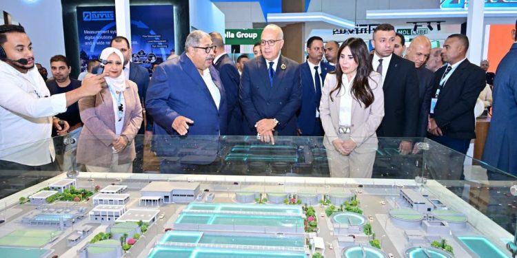 وزيرا الإسكان والري يتفقدان أجنحة الشركات المشاركة ويطلعان على أحدث تكنولوجيات المياه والصرف الصحي
