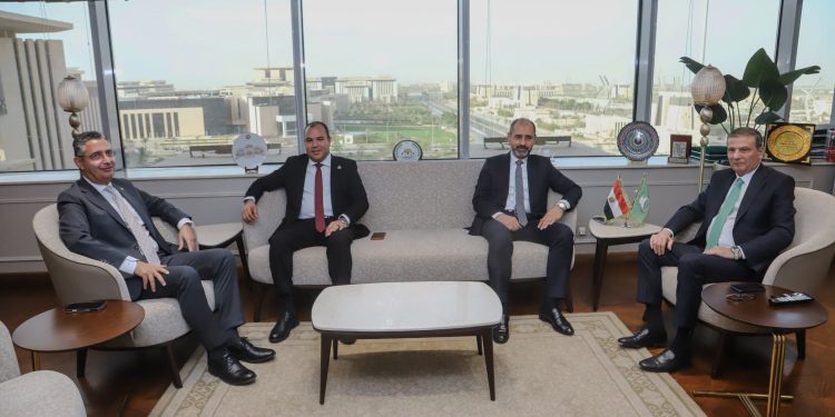 وزيرا الزراعة والتموين ورئيس “زراعة النواب” يبحثون تحديد أسعار عادلة لتوريد القمح والمحاصيل الاستراتيجية