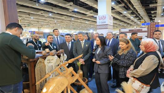 وزيرة التضامن تتفقد جناح صندوق دعم الصناعات الريفية والبيئية المشارك في فعاليات معرض “تراثنا” للحرف اليدوية والتراثية