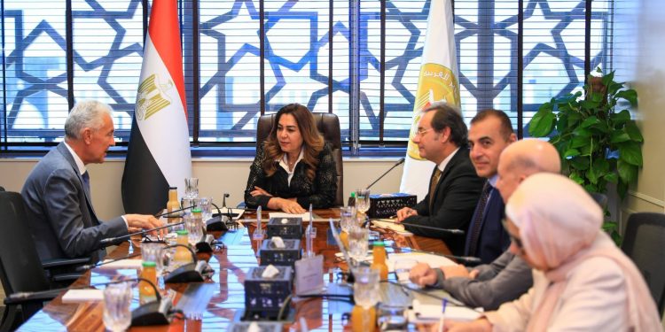 وزيرة التنمية المحلية تبحث سبل تطوير مركز السلام لمكافحة التلوث البحري بالزيت بشرم الشيخ
