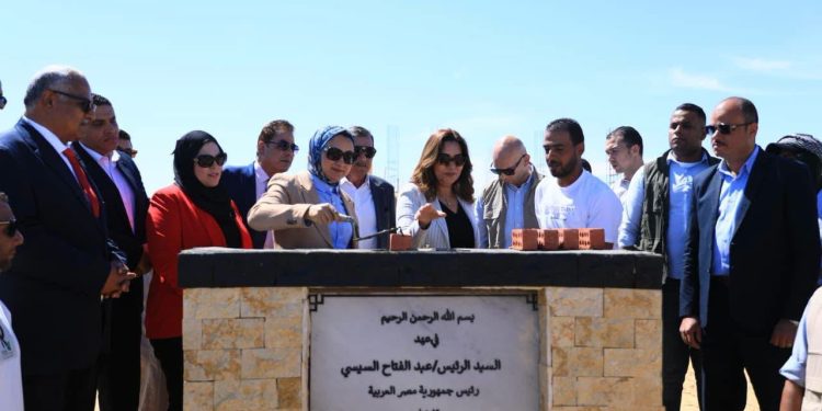 وزيرة التنمية المحلية ومحافظ الوادي الجديد تضعان حجر أساس للمجمع الرائد لصناعات التمور بواحة الشوربجي