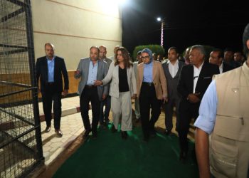 وزيرة التنمية المحلية ومحافظ الوادي الجديد ورئيس هيئة تنمية الصعيد يفتتحون مجمع الصناعات الحرفية بقرية مرزوق