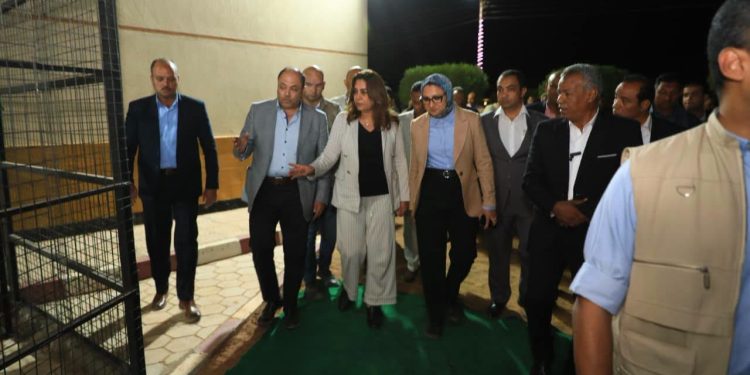 وزيرة التنمية المحلية ومحافظ الوادي الجديد ورئيس هيئة تنمية الصعيد يفتتحون مجمع الصناعات الحرفية بقرية مرزوق