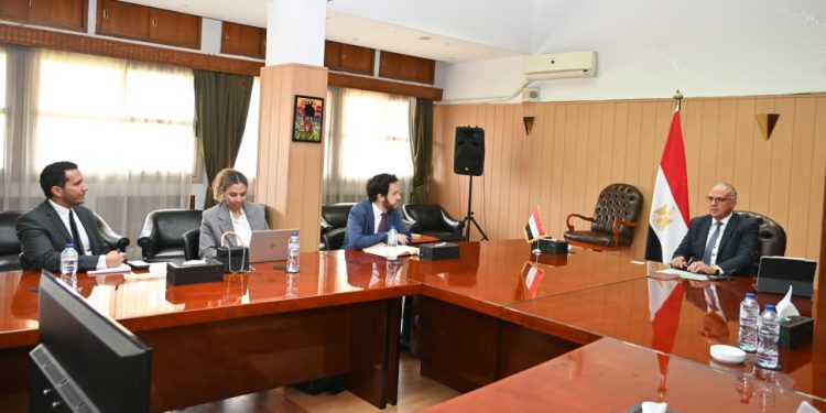 وزير والري يبحث مع نائب رئيس البنك الأوروبي لإعادة الإعمار والتنمية تعزيز التعاون في مجال حماية الشواطئ ومشروعات محطات الرفع