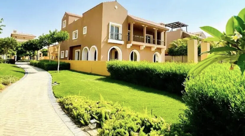 For sale a classic villa with a land area of 630 m in Best Location 6 bedrooms with installments in Hyde Park Fifth Settlement