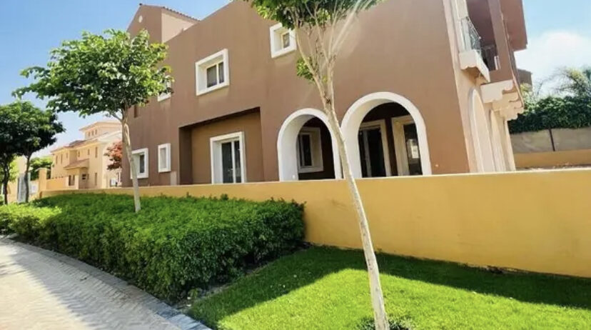 For sale a classic villa with a land area of 630 m in Best Location 6 bedrooms with installments in Hyde Park Fifth Settlement