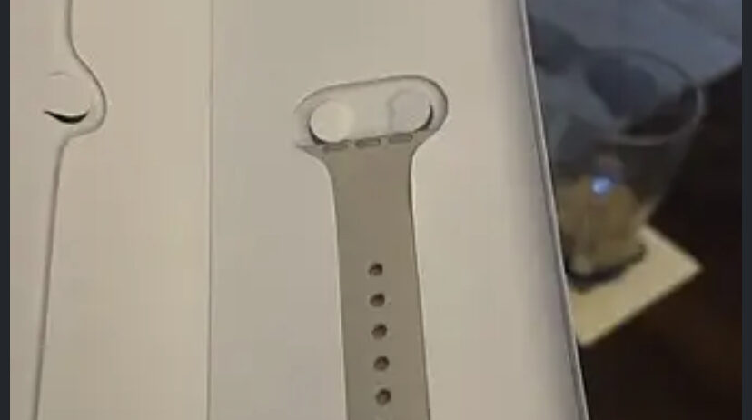 Apple watch SE 2nd generation . . starlight aluminum case