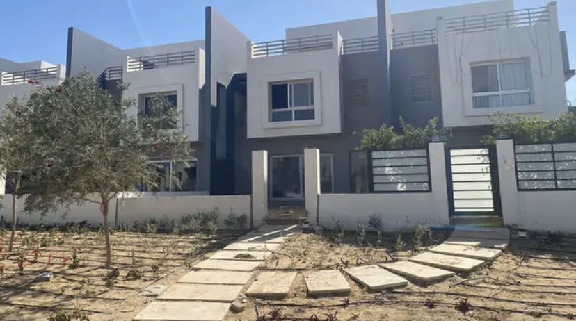 Modern Townhouse 256m For Sale 5 Bedrooms With The Lowest Price Ready to move With Installments Fully Finished In Hyde Park Fifth Settlement